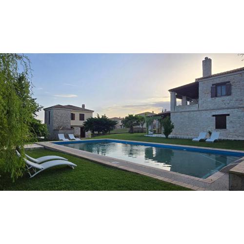 To Petrino, Stylish Stone House, Elani