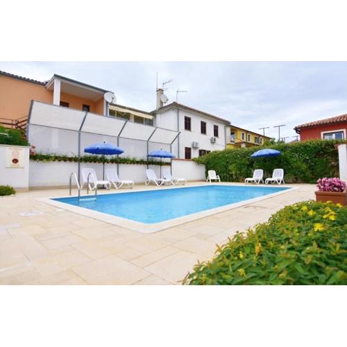 Tolles Ferienhaus in Umag mit Gepflegtem Garten