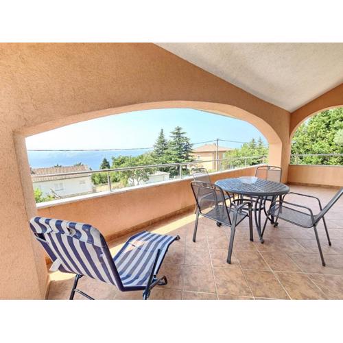 TOMISLAV NV mali Apartment with terrace 250 m from the beach