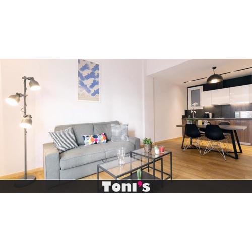 TONI\