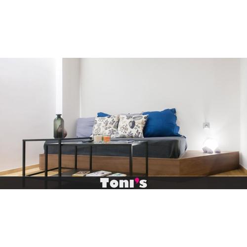 TONI\