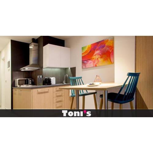 TONI\