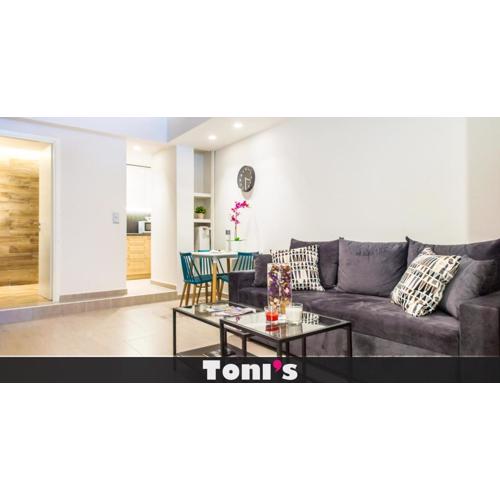 TONI\