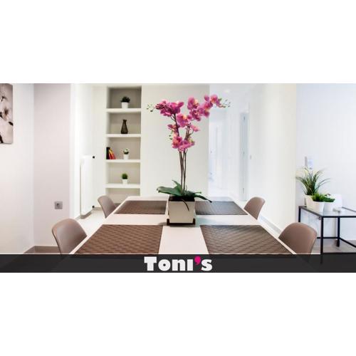 TONI\