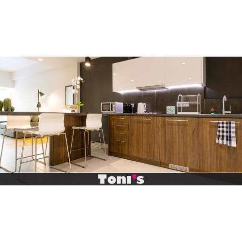 TONI\