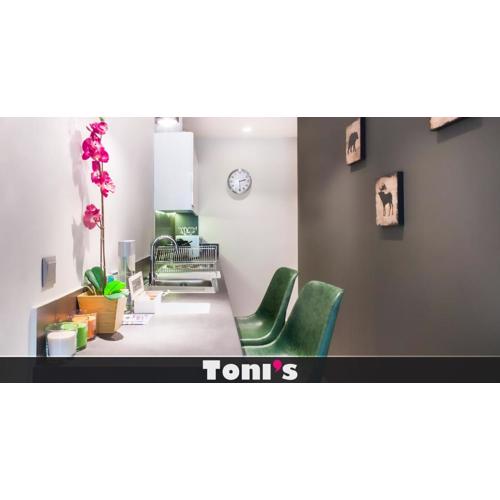 TONI\