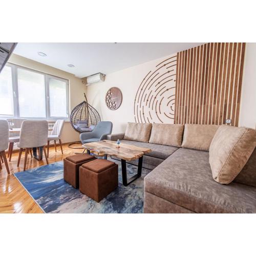 Top Center Retreat, Close to Main street, FREE Parking