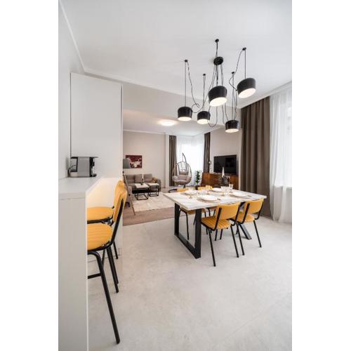 Top Centre Bright & Sunny Stylish Apt with 2BDR and 2BTH