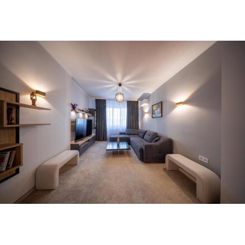 Top Centre Spacious 2 bedroom Apartment