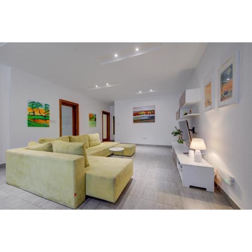Top floor apt with common pool close to all amenities