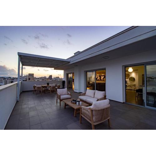 Top Floor Gem: 3BR, Huge Veranda