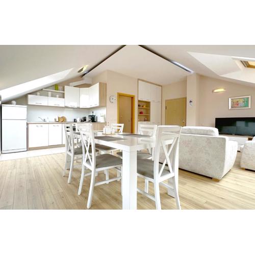 Top-Floor Luxury Apt Old City Views & Free Parking
