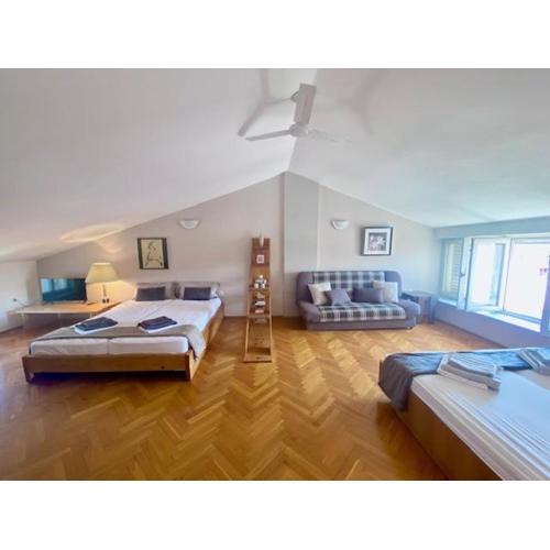 Top Floor Maisonette in centre