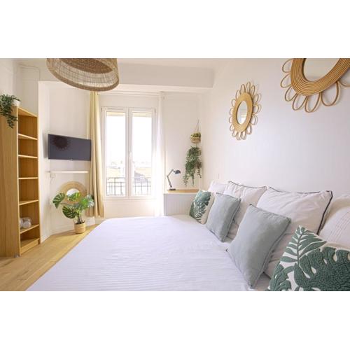 Top floor studio near Montmartre