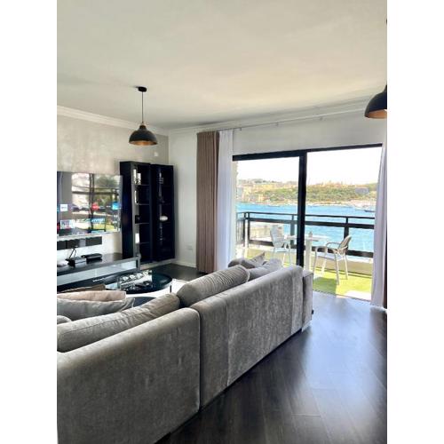Top Location - 2BR Seafront & Steps from Ferry by ArcoBnb