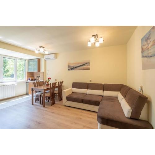 Top Location, Brand New 3 BDRM Apt & Free parking