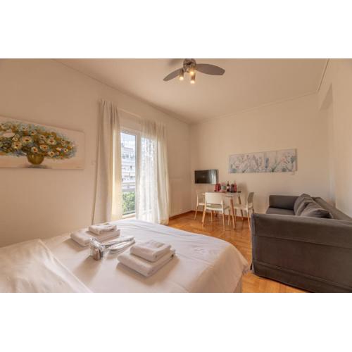 Top sightseeing 3rd floor studio on a paved road!