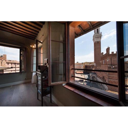 TORRE DEI LAMBERTINI WINDOWS ON PIAZZA DEL CAMPO - Residenza d\