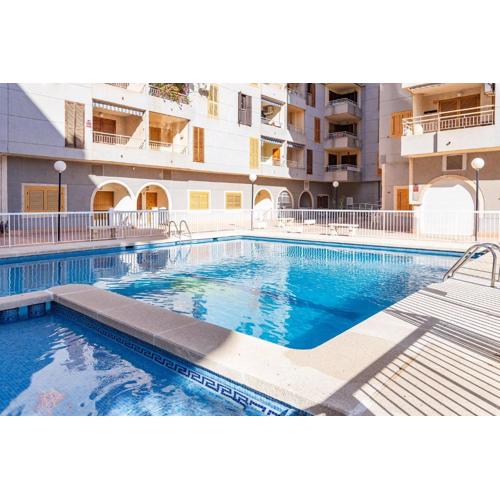 Torrevieja Playa Naufragos y piscina comunitaria