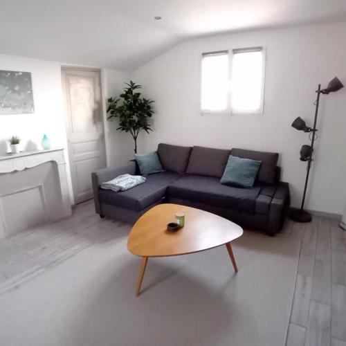Toulon centre, Appartement 2 chambres tout équipé au 6e étage sans ascenseur