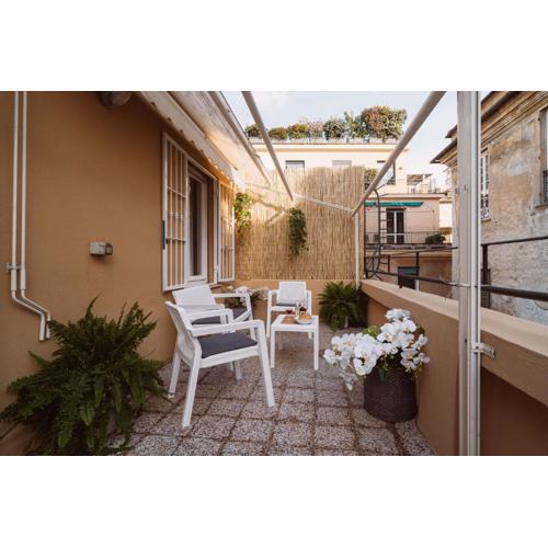 Tra i tetti di Campetto, attico con terrazzo e ascensore e parcheggio gratuito