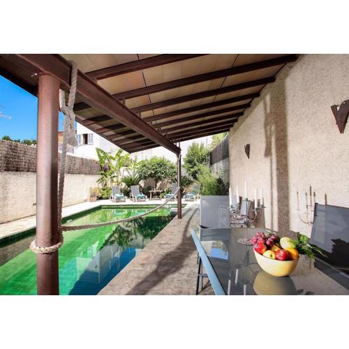 Traditional 3-bedroom semi-detached house with pool located in the historic Pollensa town center by Renthousing