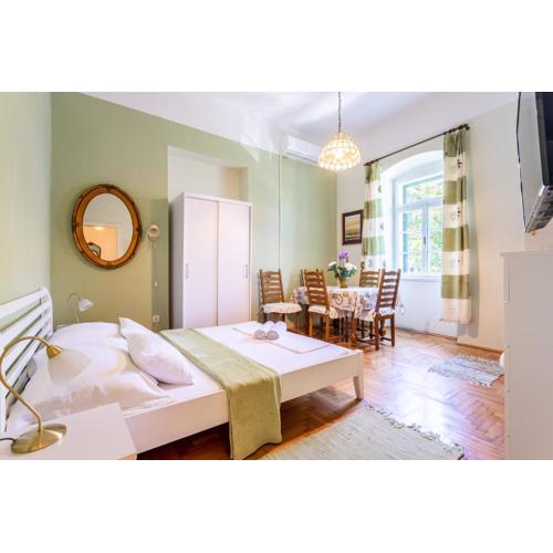 Traditional apartment Bacvice, 3 min walk to the beach