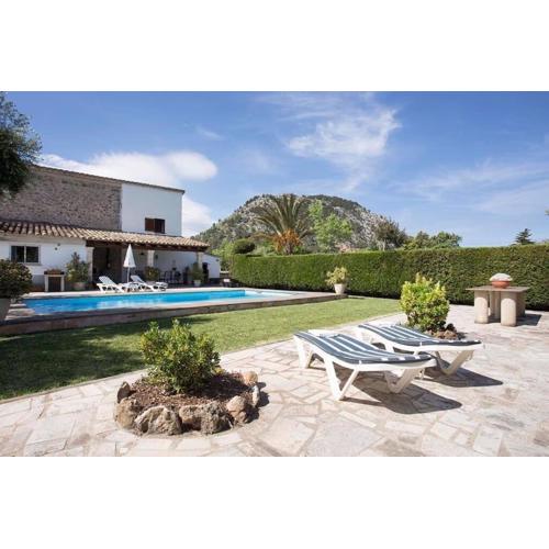 Traditional Majorcan villa by Renthousing