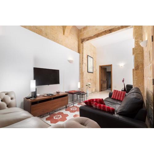 Traditional & Modern Maltese Townhouse - Rooftop Terrace and Sea Views, close to Birgu Waterfront