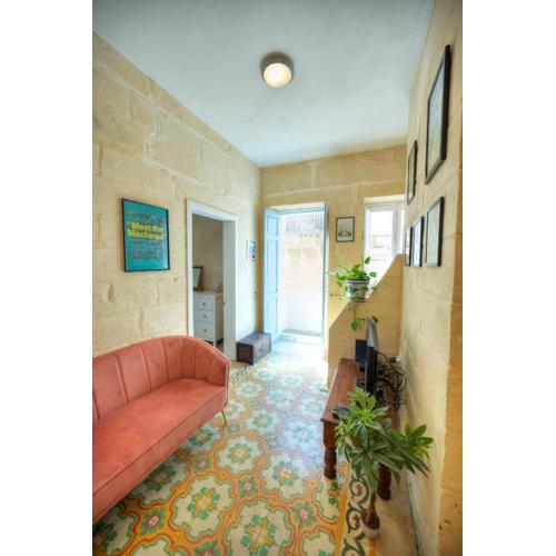 Traditional townhouse near seafront, roof terrace RTHE1-1