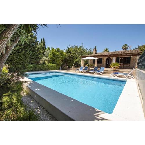 Traditional villa near Pollensa for 4 people by Renthousing