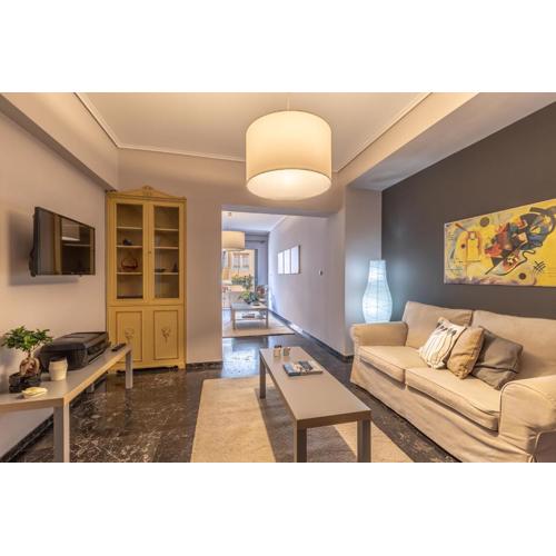 Tranquil Central Apt, behind Athens Caravel Area