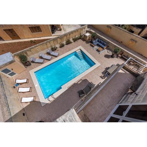 Tranquil Mansion - 3 Bed, Pool, BBQ & Gaming Room