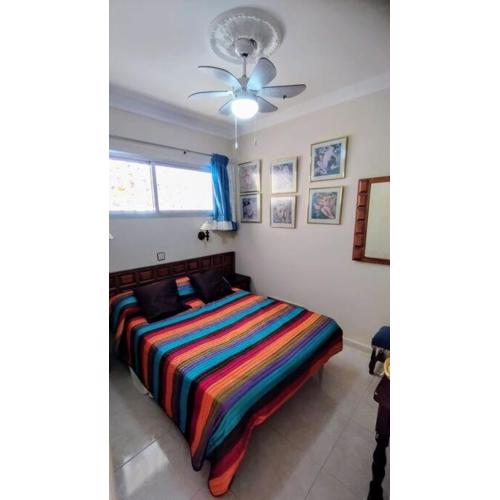 Tranquilo apartamento en San Agustin 1 dormitorio cama doble y salon con sofas camas