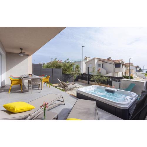 Traumhaftes Apartment nur 100 Meter zum Strand mit Whirlpool, Meerblick, BBQ
