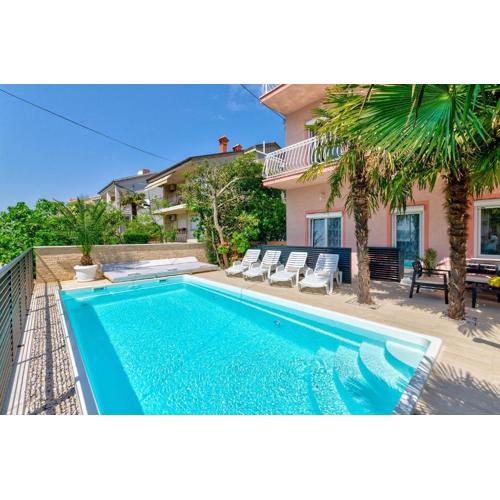Traumhaftes Penthouse nur 400 Meter zum Strand mit beheizbarem Pool, Meerblick, Babybett, Grill