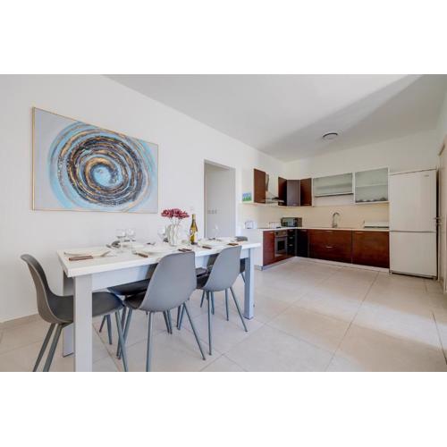 Trendy 2BR Maisonette Near St. Julians Hot Spots