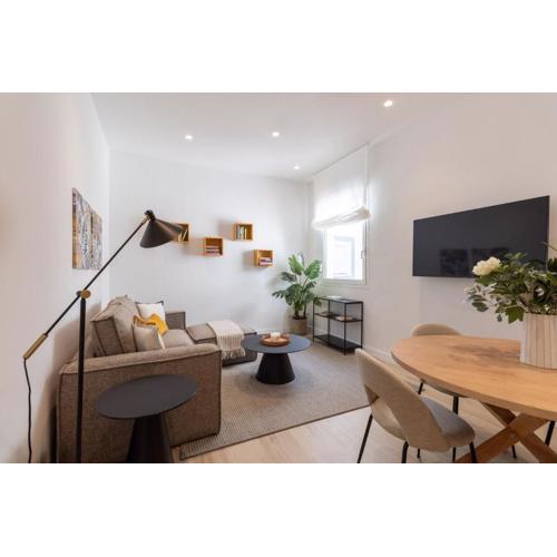 Trendy Malasaña Apartment for 4 Ideal Madrid Getaway, Madera II
