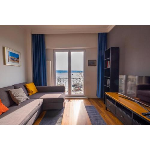 Trendy Waterfront Apt with a Striking View