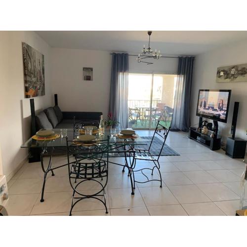 Trés Bel appartement de 105 M2 et 45 M2 de terrasse à 100 m du port