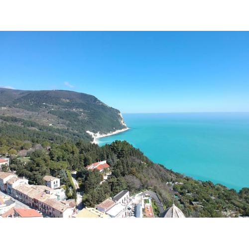 Trilo in posizione riservata e strategica sia per il mare che per il centro di Sirolo e Numana