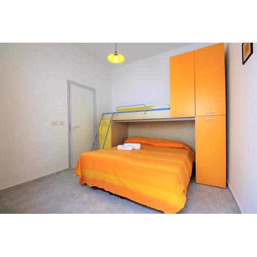 Trilocale arancione climatizzato con terrazza panoramica