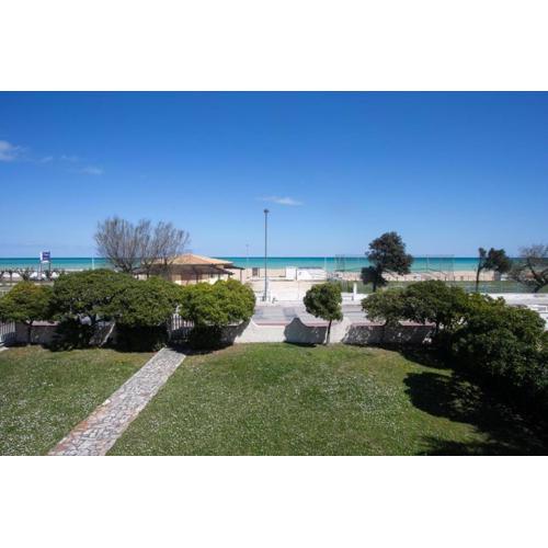 Trilocale con terrazzo fronte mare, Marcelli - M024