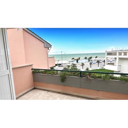 Trilocale fronte mare in residence con piscina a Marcelli - M079