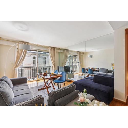 Trocadero & Arc de Triomphe - 1BR with Balcony
