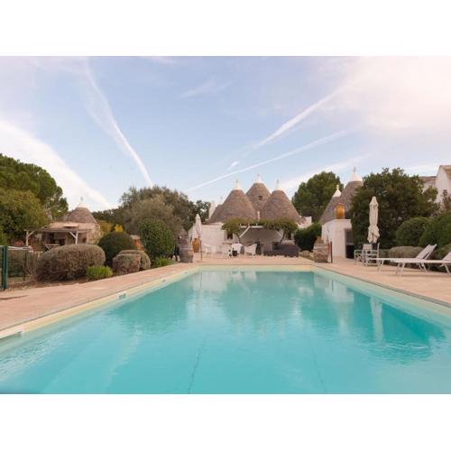 Trullo holiday home with pool near Cisternino