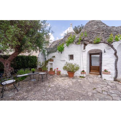 Trullo La Vecchia Elce with garden