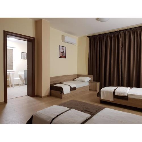 Twain Apart&Rooms