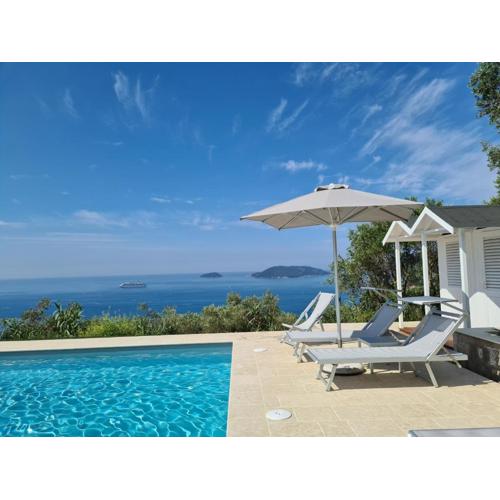 Ulivi House, inside a private Park, shared pool, tennis, 2 AC BDR, 2BTH, parking next home and private garage in Lerici!