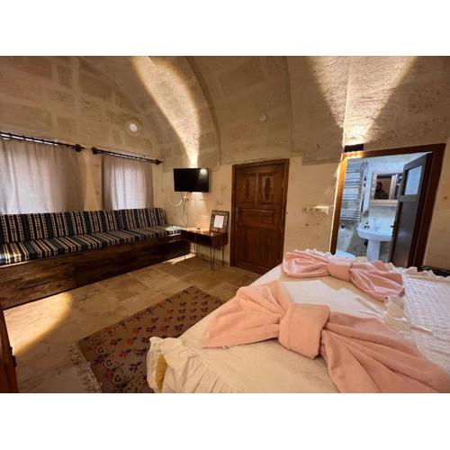 Uluyol Stone House